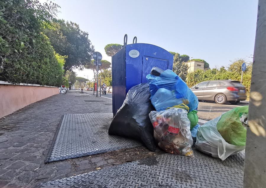 Rifiuti Accanto Ai Cassonetti A Scomparsa Una Piaga Senza Fine